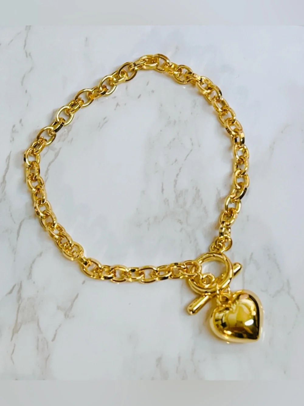 18k yellow gold plated 7” 💛 heart charm toggle oval link bracelet - Picture 2 of 3